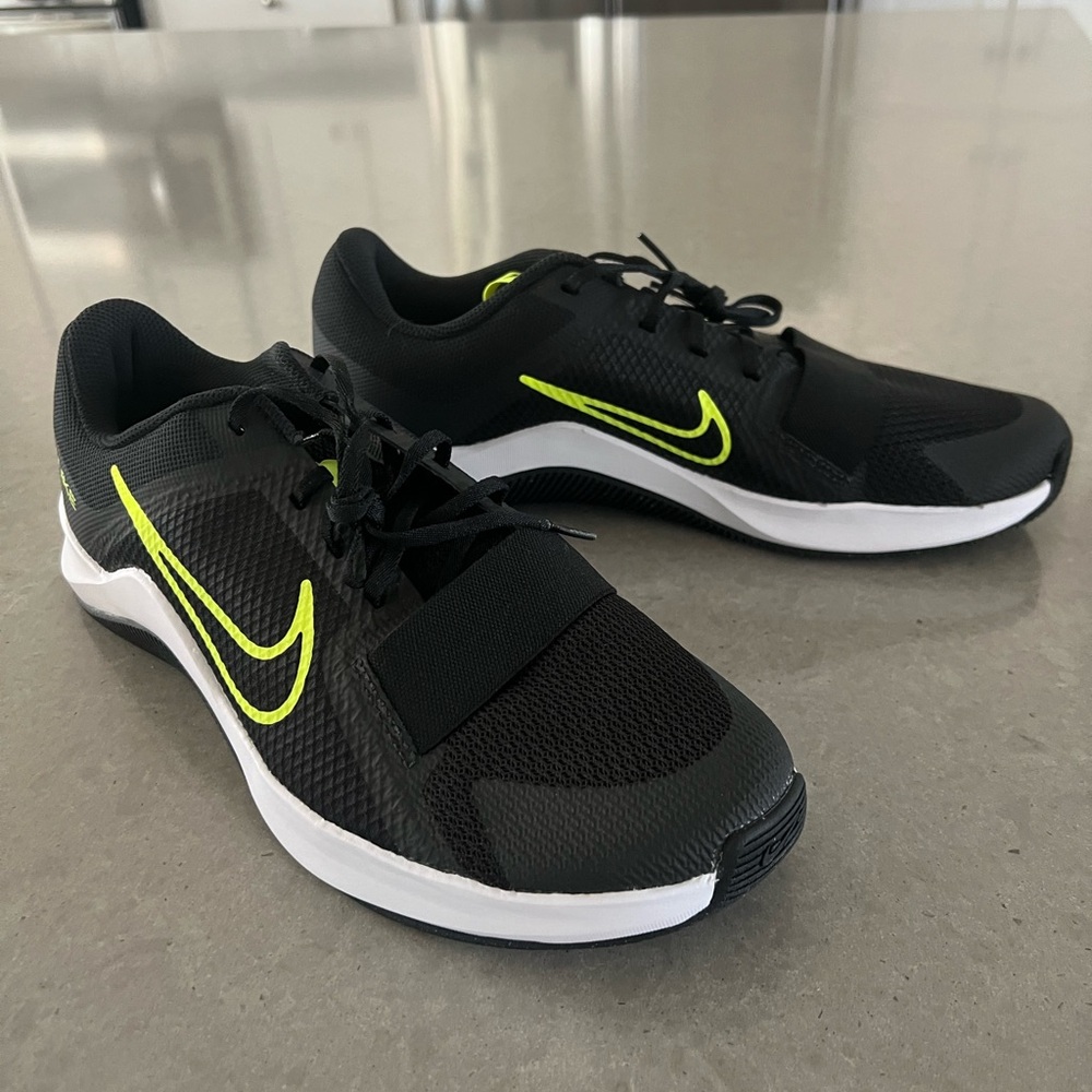 👟MENS NIKE Black and Neon Yellow Sneakers, Size US 10👟
